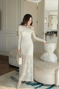 Đầm lệch vai ren hoa kem Khiết – Phối charm quyến rũ sang trọng KD04 (1)