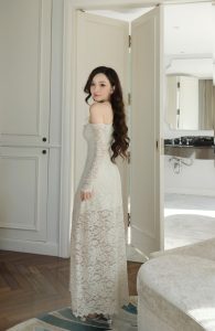 Đầm lệch vai ren hoa kem Khiết – Phối charm quyến rũ sang trọng KD04 (2)