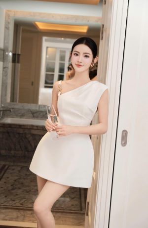 Đầm ngắn KD291 lệch vai phối móc xích vàng trái tim, dáng ôm eo – váy chữ A tôn dáng, chất xược Ý đứng phom – phù hợp tiệc nhẹ, hẹn hò, chụp ảnh (2)