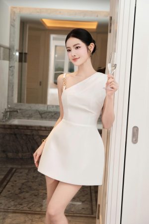 Đầm ngắn KD291 lệch vai phối móc xích vàng trái tim, dáng ôm eo – váy chữ A tôn dáng, chất xược Ý đứng phom – phù hợp tiệc nhẹ, hẹn hò, chụp ảnh (4)