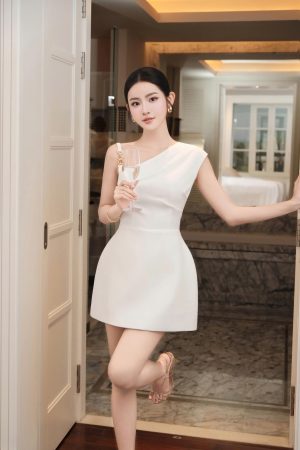Đầm ngắn KD291 lệch vai phối móc xích vàng trái tim, dáng ôm eo – váy chữ A tôn dáng, chất xược Ý đứng phom – phù hợp tiệc nhẹ, hẹn hò, chụp ảnh (7)