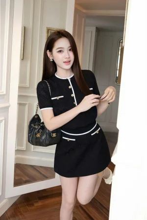 Set áo thun dệt họa tiết phối chân váy chữ A cạp cao, cổ viền trắng nút vàng thanh lịch – Dạo phố, café, hẹn hò mùa hè | Khiết KS713B